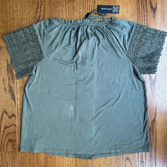 NWT Cable & Gauge Women’s Top Crewneck Lace Short Flutter Sleeves Ruffled Neck - Picture 5 of 8